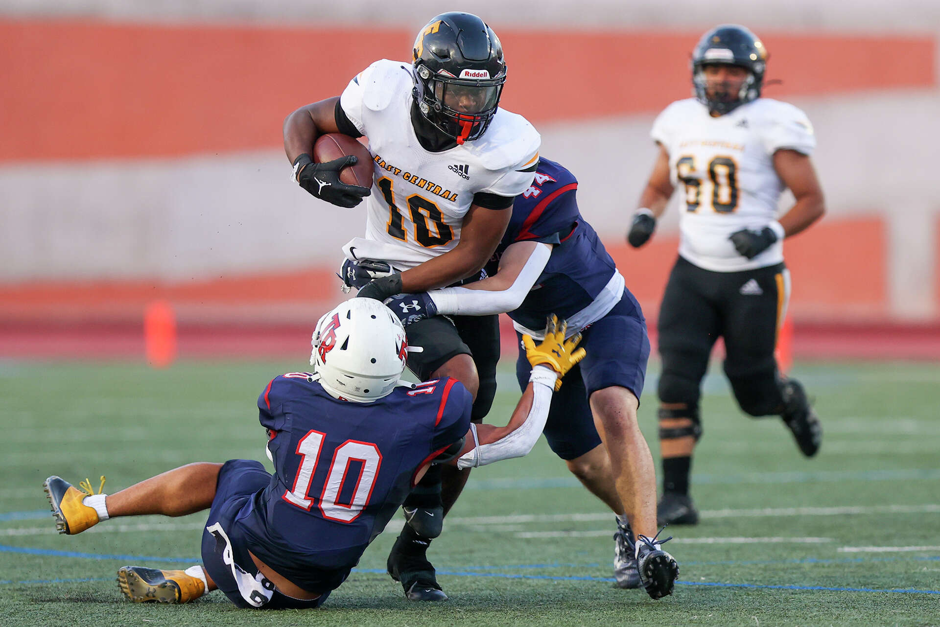 Arizona has landed a commitment from 2025 three-star linebacker Myron Robinson from San Antonio, TX following Friday's 27-3 win over Houston.