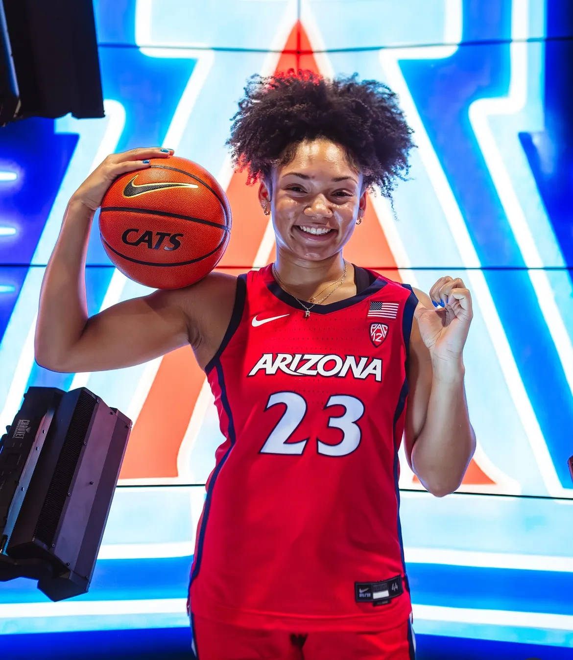 2025 guard Roxy White from Frankfort, IL has committed to Arizona. She is the first commit of the Wildcats' 2025 recruiting class.