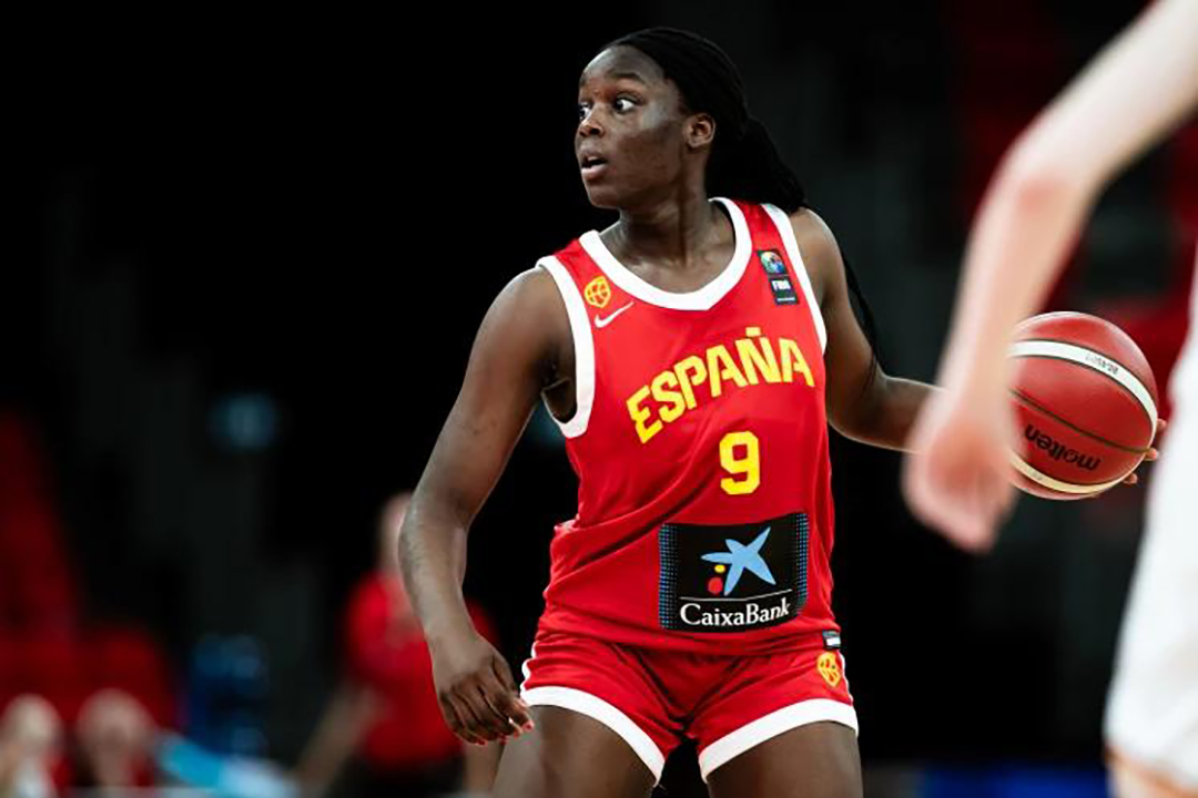 2026 Spanish guard Somto Okafor has committed to the Arizona. She is the first commit of the 2026 recruiting class for Adia Barnes and Co.