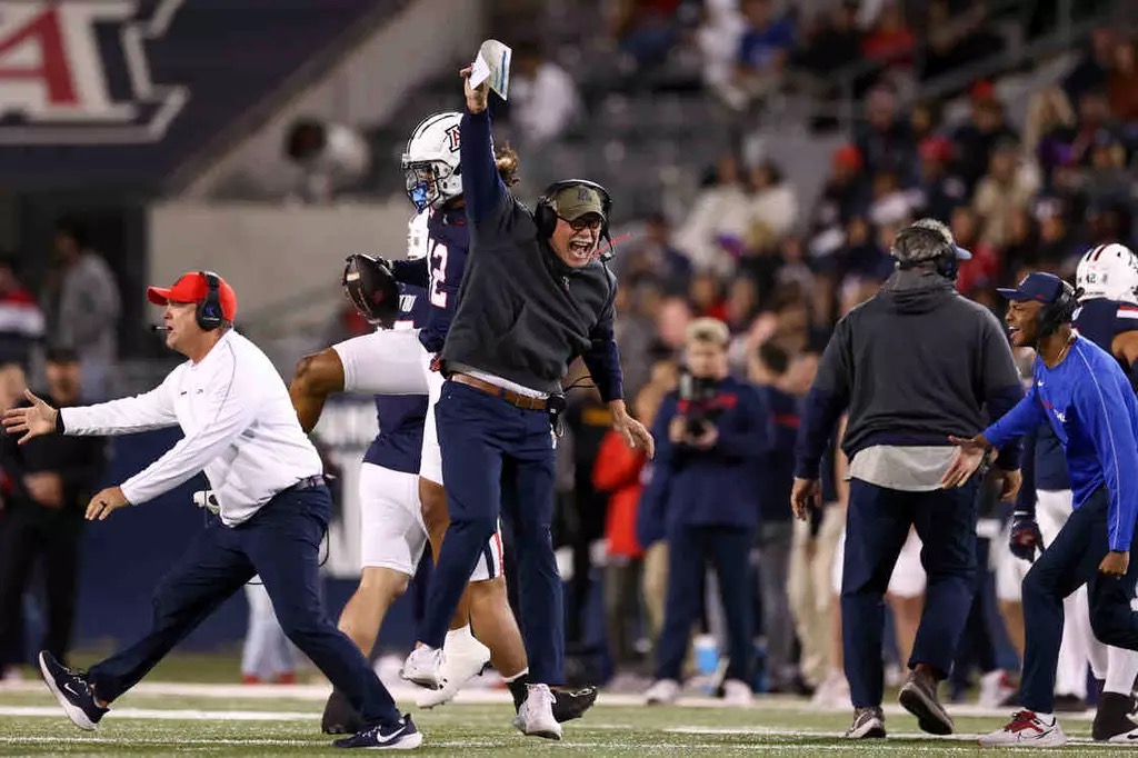 After spending the last two seasons at Arizona, Duane Akina is reportedly set to become the secondary coach at Texas.