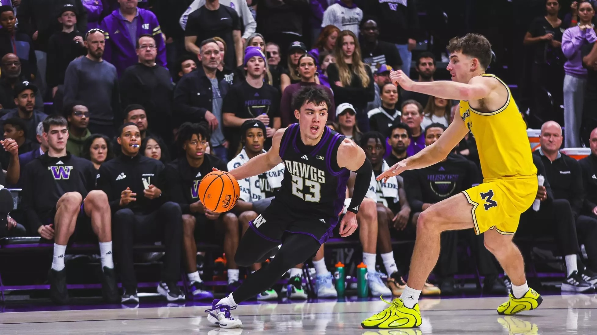 Arizona Men's Basketball has landed its first pickup from the transfer portal with a commitment from Washington point guard JJ Mandaquit.